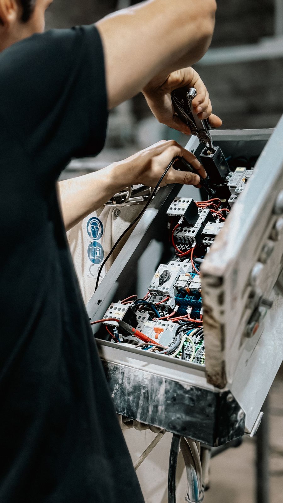 Technik pracujący przy rozdzielnicy
